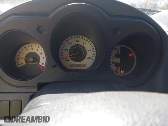 2004 Nissan Frontier XE z VIN 1N6DD26TX4C413726, wystawiony jako IAAI lot #41666103 z przebiegiem 174 077 mil mil oraz . Historia ofert i sprzedaży dostępna na DreamBid. Obrazek 7.