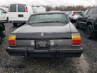 1985 Oldsmobile 88 z VIN 1G3BN37Y4FY310105, wystawiony jako Copart lot #81646554 z przebiegiem 102 029 mil mil oraz Czysty tytuł • Clean title. Historia ofert i sprzedaży dostępna na DreamBid. Obrazek 6.