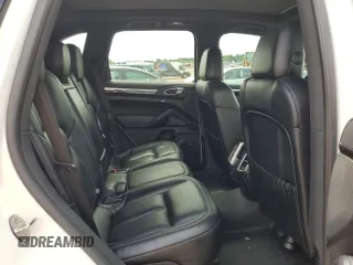2017 Porsche Cayenne z VIN WP1AA2A22HKA92370, wystawiony jako Copart lot #61361295 z przebiegiem 86 204 mil mil oraz Szkoda całkowita • Salvage title. Historia ofert i sprzedaży dostępna na DreamBid. Obrazek 11.
