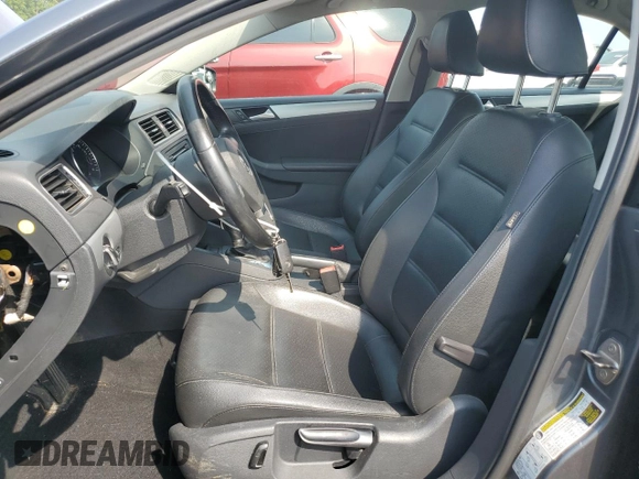 2014 Volkswagen Jetta SE z VIN 3VWD17AJ8EM405443, wystawiony jako Copart lot #59843445 z przebiegiem 156 331 mil mil oraz Szkoda całkowita • Salvage title. Historia ofert i sprzedaży dostępna na DreamBid. Obrazek 7.
