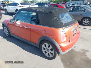 2005 MINI Convertible S z VIN WMWRH33525TF83816, wystawiony jako IAAI lot #42359592 z przebiegiem 137 013 mil mil oraz . Historia ofert i sprzedaży dostępna na DreamBid. Obrazek 3.