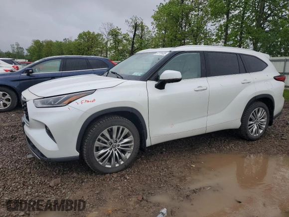 2022 Toyota Highlander Platinum z VIN 5TDFZRBH0NS190765, wystawiony jako Copart lot #57772435 z przebiegiem 33 939 mil mil oraz Szkoda całkowita • Salvage title. Historia ofert i sprzedaży dostępna na DreamBid. Obrazek 1.