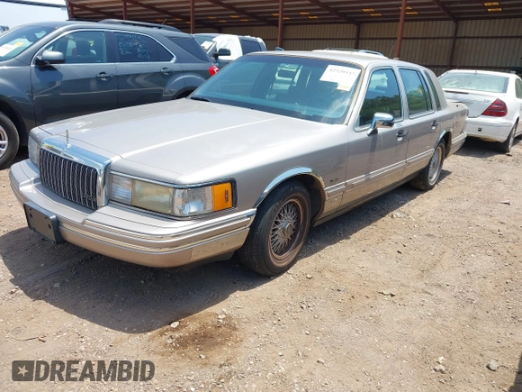 1994 Lincoln Town Car Signature z VIN 1LNLM82W2RY628475, wystawiony jako IAAI lot #42320445 z przebiegiem 107 346 mil mil oraz . Historia ofert i sprzedaży dostępna na DreamBid. Obrazek 2.