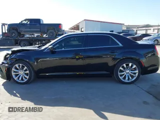2016 Chrysler 300 Anniversary Edition z VIN 2C3CCAAG5GH313920, wystawiony jako IAAI lot #41712003 z przebiegiem 132 127 mil mil oraz . Historia ofert i sprzedaży dostępna na DreamBid. Obrazek 14.