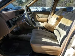 1985 Chevrolet Celebrity z VIN 1G1AW19R8F6308705, wystawiony jako Copart lot #42148305 z przebiegiem 91 840 mil mil oraz Nie do naprawy. Historia ofert i sprzedaży dostępna na DreamBid. Obrazek 7.