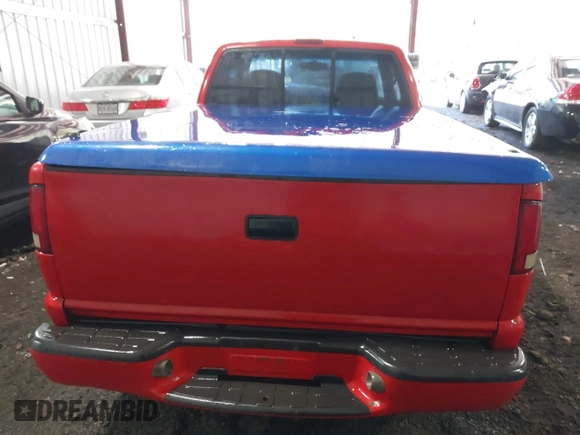 2000 Chevrolet S-10 LS with VIN 1GCCS19W2Y8203649, listed as a IAAI auction lot 41710234 with 153,616 mi miles. Bid and sale history available at carsss.com. Image 17.