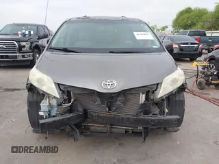 2011 Toyota Sienna XLE AAS with VIN 5TDYK3DC1BS136012, listed as a IAAI auction lot 41869637 with 231,418 mi miles. Bid and sale history available at carsss.com. Image 13.