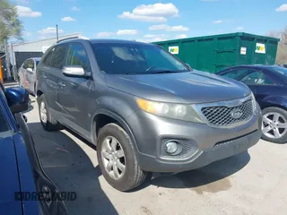 2011 Kia Sorento LX with VIN 5XYKT3A15BG126618, listed as a IAAI auction lot 41929422 with 192,781 mi miles. Bid and sale history available at carsss.com. Image 1.
