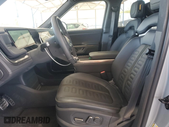 2025 Rivian R1S Adventure z VIN 7PDSGBBA9SN052652, wystawiony jako Copart lot #51659315 z przebiegiem 4012 mil mil oraz Szkody całkowita. Historia ofert i sprzedaży dostępna na DreamBid. Obrazek 7.