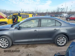 2012 Volkswagen Jetta SE с VIN 3VWDX7AJXCM358671, выставлен на аукционе IAAI как лот 41647447 с пробегом 105 722 миль миль и . История ставок и продаж доступна на DreamBid. Изображение 14.