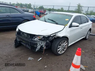 2013 Toyota Avalon XLE z VIN 4T1BK1EBXDU028546, wystawiony jako IAAI lot #42352506 z przebiegiem 144 139 mil mil oraz . Historia ofert i sprzedaży dostępna na DreamBid. Obrazek 2.