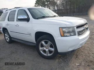 2010 Chevrolet Tahoe LTZ z VIN 1GNUCCE09AR108348, wystawiony jako IAAI lot #41839513 z przebiegiem 199 458 mil mil oraz . Historia ofert i sprzedaży dostępna na DreamBid. Obrazek 1.