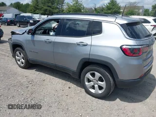 2019 Jeep Compass Latitude z VIN 3C4NJDBB6KT657190, wystawiony jako IAAI lot #42196383 z przebiegiem 55 327 mil mil oraz . Historia ofert i sprzedaży dostępna na DreamBid. Obrazek 3.