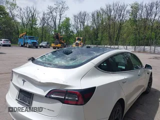 2020 Tesla Model 3 Long Range z VIN 5YJ3E1EB0LF712545, wystawiony jako IAAI lot #42198461 z przebiegiem 22 322 mil mil oraz . Historia ofert i sprzedaży dostępna na DreamBid. Obrazek 20.