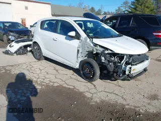 2020 Chevrolet Sonic LT z VIN 1G1JD6SBXL4118671, wystawiony jako IAAI lot #41029330 z przebiegiem 21 286 mil mil oraz . Historia ofert i sprzedaży dostępna na DreamBid. Obrazek 1.