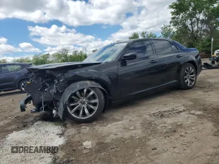 2014 Chrysler 300 S z VIN 2C3CCABG6EH355606, wystawiony jako Copart lot #55946815 z przebiegiem 128 116 mil mil oraz Szkoda całkowita • Salvage title. Historia ofert i sprzedaży dostępna na DreamBid. Obrazek 1.