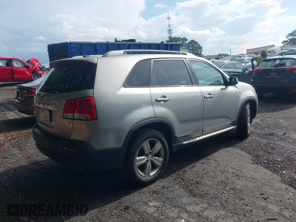 2013 Kia Sorento EX с VIN 5XYKU3A62DG371176, выставлен на аукционе IAAI как лот 42469423 с пробегом 199 505 миль миль и . История ставок и продаж доступна на DreamBid. Изображение 4.