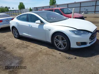 2013 Tesla Model S z VIN 5YJSA1CG8DFP09707, wystawiony jako IAAI lot #42229385 z przebiegiem 116 020 mil mil oraz . Historia ofert i sprzedaży dostępna na DreamBid. Obrazek 1.