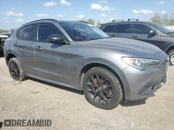 2021 Alfa Romeo Stelvio Ti z VIN ZASPAKBN5M7D20449, wystawiony jako Copart lot #49804615 z przebiegiem 46 127 mil mil oraz Szkoda całkowita • Salvage title. Historia ofert i sprzedaży dostępna na DreamBid. Obrazek 4.