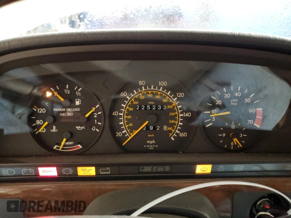 1990 Mercedes-Benz 560 with VIN WDBCA39E7LA517710, listed as a Copart auction lot 85307074 with 225,233 mi miles and Salvage Title. Bid and sale history available at DreamBid. Image 9.