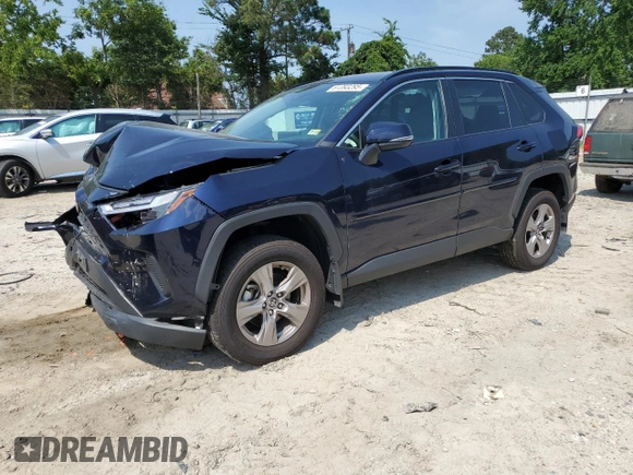 2022 Toyota RAV4 XLE z VIN 2T3P1RFV1NW282106, wystawiony jako Copart lot #61393295 z przebiegiem 46 035 mil mil oraz Szkoda całkowita • Salvage title. Historia ofert i sprzedaży dostępna na DreamBid. Obrazek 1.
