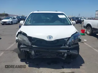 2014 Toyota Sienna SE z VIN 5TDXK3DC0ES515325, wystawiony jako IAAI lot #42520007 z przebiegiem 155 649 mil mil oraz . Historia ofert i sprzedaży dostępna na DreamBid. Obrazek 13.