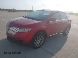 2011 Lincoln MKX z VIN 2LMDJ6JKXBBJ00173, wystawiony jako IAAI lot #42303362 z przebiegiem 156 965 mil mil oraz . Historia ofert i sprzedaży dostępna na DreamBid. Obrazek 2.