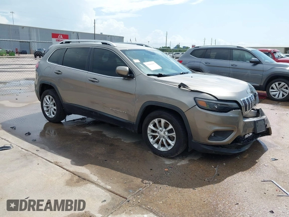 2019 Jeep Cherokee Latitude z VIN 1C4PJLCB5KD358412, wystawiony jako IAAI lot #42506197 z przebiegiem 83 160 mil mil oraz . Historia ofert i sprzedaży dostępna na DreamBid. Obrazek 1.