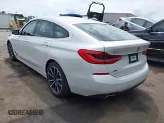 2019 BMW 6 Series 640i xDrive z VIN WBAJV6C56KBK09053, wystawiony jako IAAI lot #42108336 z przebiegiem 55 176 mil mil oraz . Historia ofert i sprzedaży dostępna na DreamBid. Obrazek 3.