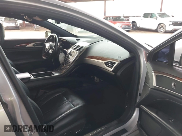 2017 Lincoln MKZ Reserve z VIN 3LN6L5E93HR603246, wystawiony jako IAAI lot #42024614 z przebiegiem 131 622 mil mil oraz . Historia ofert i sprzedaży dostępna na DreamBid. Obrazek 5.