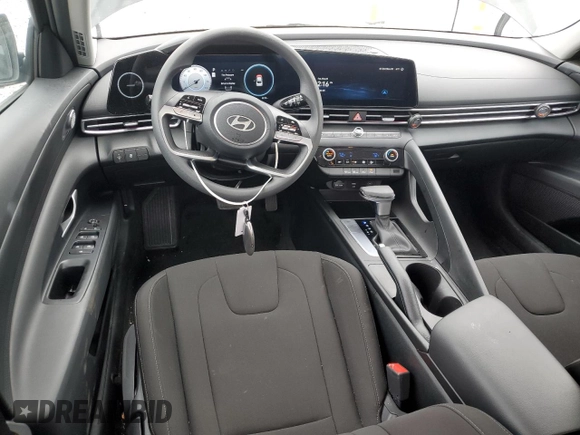 2024 Hyundai Elantra SEL z VIN KMHLM4DG0RU817597, wystawiony jako Copart lot #55959615 z przebiegiem 6 012 mil mil oraz Szkoda całkowita • Salvage title. Historia ofert i sprzedaży dostępna na DreamBid. Obrazek 8.