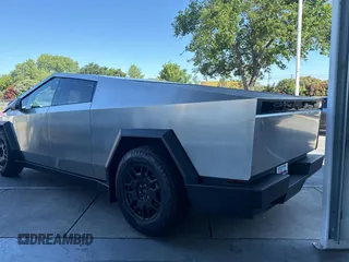 2024 Tesla Cybertruck z VIN 7G2CEHED6RA004507, wystawiony jako Copart lot #54939974 z przebiegiem 387 mil mil oraz . Historia ofert i sprzedaży dostępna na DreamBid. Obrazek 3.