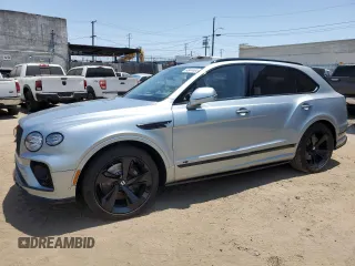2022 Bentley Bentayga V8 z VIN SJAAM2ZV9NC011752, wystawiony jako Copart lot #64844464 z przebiegiem Nie podano mil oraz Nie do naprawy. Historia ofert i sprzedaży dostępna na DreamBid. Obrazek 1.