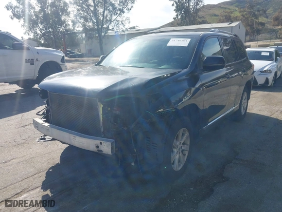 2013 Toyota Highlander with VIN 5TDZK3EH4DS135471, listed as a IAAI auction lot 41746204 with 117,922 mi miles. Bid and sale history available at carsss.com. Image 21.