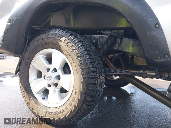 2005 Toyota Tacoma z VIN 5TEUU42N45Z035010, wystawiony jako IAAI lot #41916068 z przebiegiem 225 642 mil mil oraz . Historia ofert i sprzedaży dostępna na DreamBid. Obrazek 18.