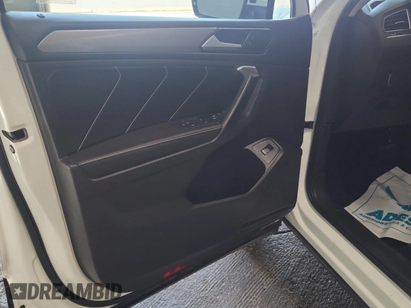 2024 Volkswagen Tiguan SE z VIN 3VV3B7AX3RM105123, wystawiony jako IAAI lot #42796460 z przebiegiem 36 543 mil mil oraz . Historia ofert i sprzedaży dostępna na DreamBid. Obrazek 19.