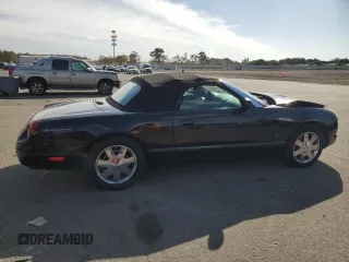 2003 Ford Thunderbird Deluxe z VIN 1FAHP60A63Y104093, wystawiony jako Copart lot #76028744 z przebiegiem 79 995 mil mil oraz Szkoda całkowita • Salvage title. Historia ofert i sprzedaży dostępna na DreamBid. Obrazek 3.