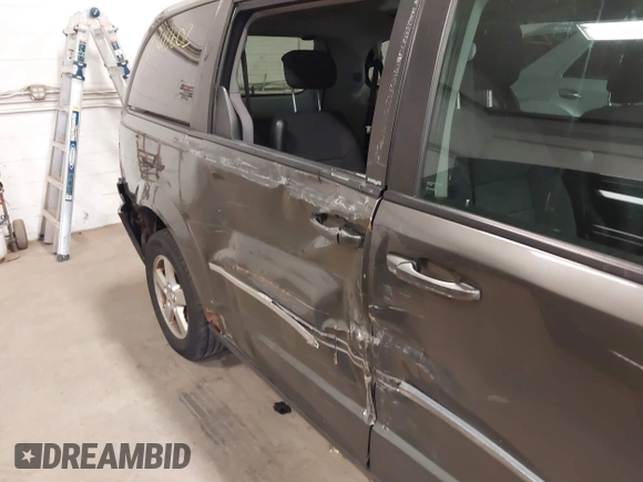 2010 Dodge Grand Caravan SXT z VIN 2D4RN5D14AR416488, wystawiony jako IAAI lot #38412602 z przebiegiem 136 997 mil mil oraz . Historia ofert i sprzedaży dostępna na DreamBid. Obrazek 6.