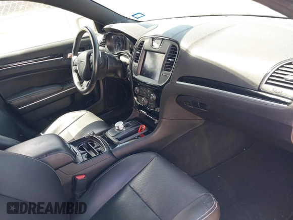 2019 Chrysler 300 S z VIN 2C3CCABG2KH604978, wystawiony jako IAAI lot #42057351 z przebiegiem 69 986 mil mil oraz . Historia ofert i sprzedaży dostępna na DreamBid. Obrazek 5.