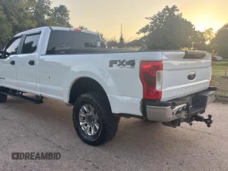 2018 Ford F-250 XL z VIN 1FT7W2BT3JEC63202, wystawiony jako Copart lot #61693645 z przebiegiem 250 139 mil mil oraz Czysty tytuł • Clean title. Historia ofert i sprzedaży dostępna na DreamBid. Obrazek 3.