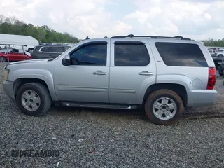 2011 Chevrolet Tahoe LT z VIN 1GNSKBE05BR221199, wystawiony jako IAAI lot #41941402 z przebiegiem 266 815 mil mil oraz . Historia ofert i sprzedaży dostępna na DreamBid. Obrazek 14.