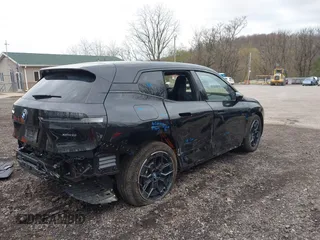 2025 BMW iX xDrive50 z VIN WB523CF00SCT84335, wystawiony jako IAAI lot #42002627 z przebiegiem 3241 mil mil oraz . Historia ofert i sprzedaży dostępna na DreamBid. Obrazek 4.