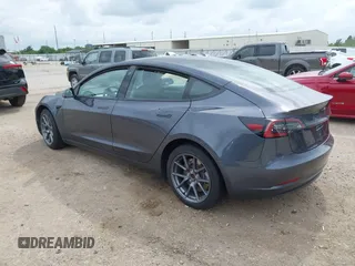 2023 Tesla Model 3 z VIN 5YJ3E1EA1PF642955, wystawiony jako IAAI lot #42121508 z przebiegiem 22 831 mil mil oraz . Historia ofert i sprzedaży dostępna na DreamBid. Obrazek 3.