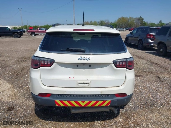 2018 Jeep Compass Latitude with VIN 3C4NJCBB7JT460683, listed as a IAAI auction lot 41550030 with 102,640 mi miles. Bid and sale history available at carsss.com. Image 6.