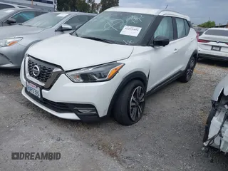 2020 Nissan Kicks SR z VIN 3N1CP5DV2LL543887, wystawiony jako IAAI lot #42153454 z przebiegiem 25 573 mil mil oraz . Historia ofert i sprzedaży dostępna na DreamBid. Obrazek 2.