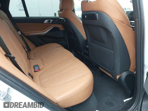 2024 BMW X5 xDrive40i z VIN 5UX23EU04R9V15176, wystawiony jako IAAI lot #41788597 z przebiegiem Nie podano mil oraz . Historia ofert i sprzedaży dostępna na DreamBid. Obrazek 8.