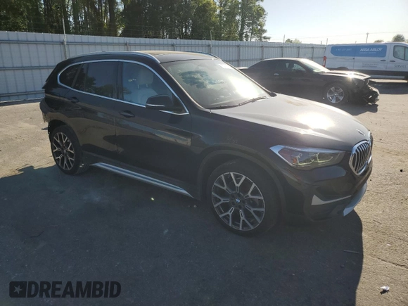 2021 BMW X1 sDrive28i z VIN WBXJG7C02M5U22447, wystawiony jako Copart lot #52927285 z przebiegiem 45 128 mil mil oraz Szkody całkowita. Historia ofert i sprzedaży dostępna na DreamBid. Obrazek 4.