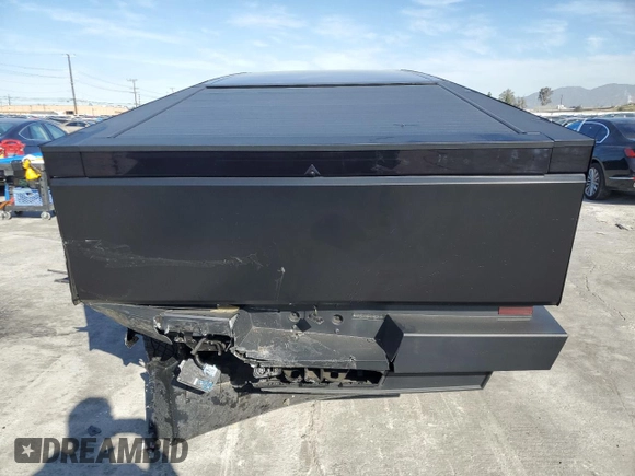 2024 Tesla Cybertruck z VIN 7G2CEHED1RA050360, wystawiony jako Copart lot #50245885 z przebiegiem Nie podano mil oraz Szkoda całkowita • Salvage title. Historia ofert i sprzedaży dostępna na DreamBid. Obrazek 6.