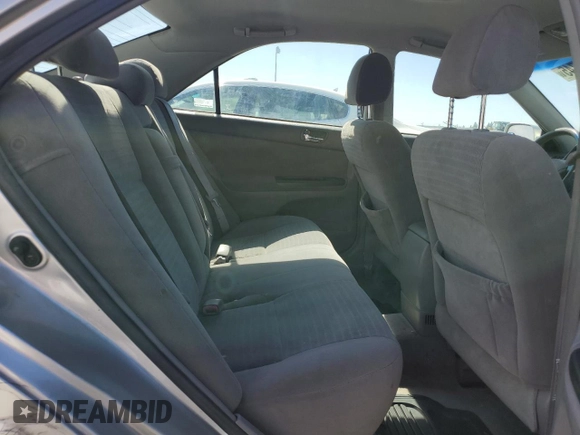 2005 Toyota Camry STD z VIN 4T1BE32K55U410458, wystawiony jako Copart lot #61082745 z przebiegiem 242 261 mil mil oraz Szkoda całkowita • Salvage title. Historia ofert i sprzedaży dostępna na DreamBid. Obrazek 10.