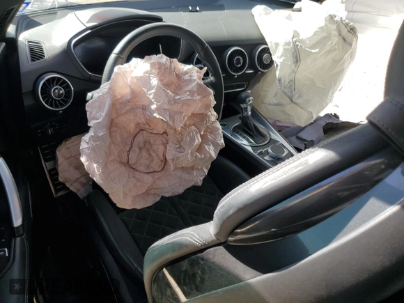 2018 Audi TT z VIN TRUC5AFV3J1001815, wystawiony jako Copart lot #49773065 z przebiegiem Nie podano mil oraz Szkoda całkowita • Salvage title. Historia ofert i sprzedaży dostępna na DreamBid. Obrazek 8.